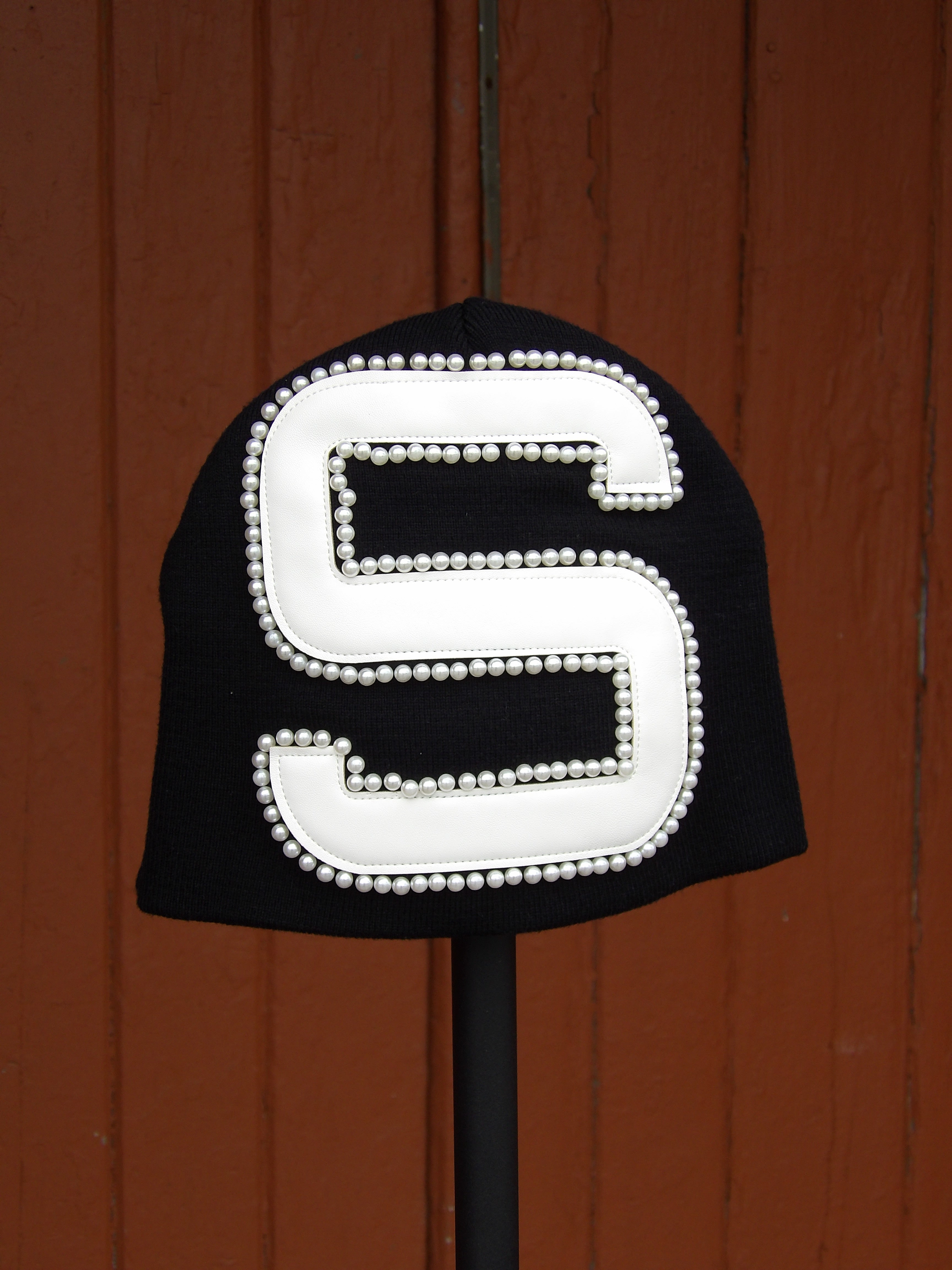 s85 Black Beanie